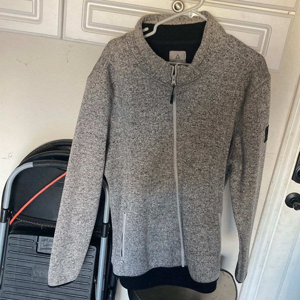 1/4 Zip sweatshirt, this is a thick sweatshirt great for the winter time